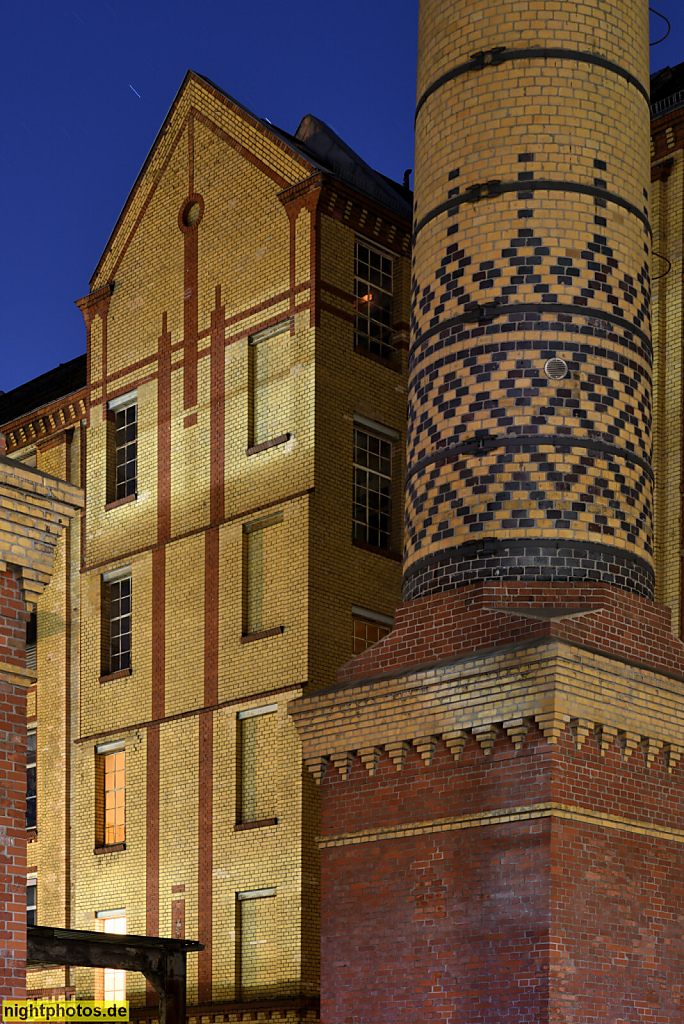 Berlin Wedding. Vagabund Brauerei mit Ausschank. Kesselhaus der Osram-Höfe. Gebäude 11. Erbaut 1937 von Waldemar Pattri. Schornstein. Oudenarder Strasse 16