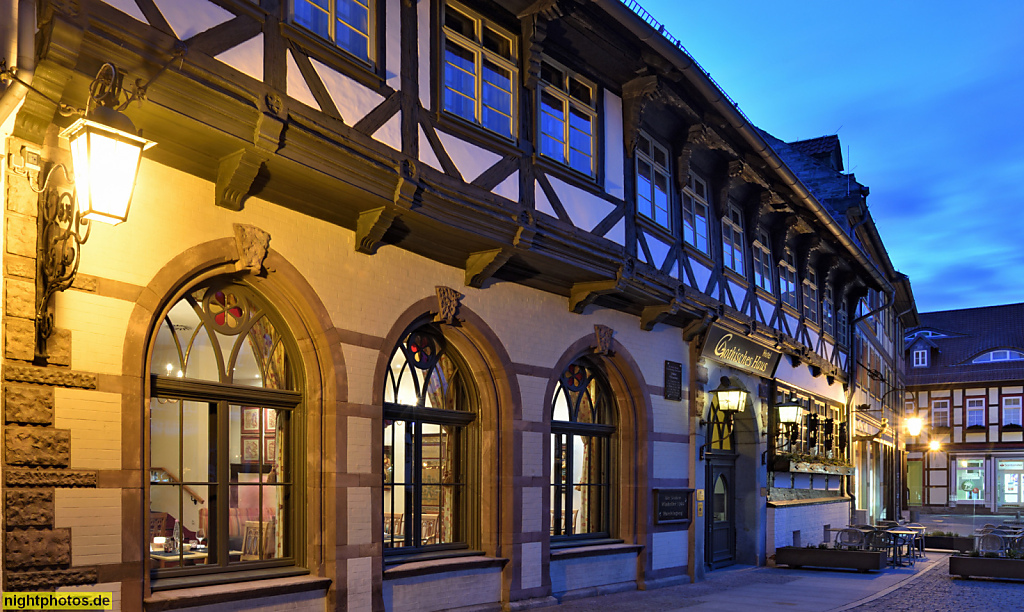 Wernigerode. Gothisches Haus. Erbaut 15. Jhdt als Patrizierhaus Adenbüttel. 1538 prunkvoll ausgebaut von Wilhelm Reifenstein d.J. Seit 1848 Gastwirtschaft. Restauriert 1992