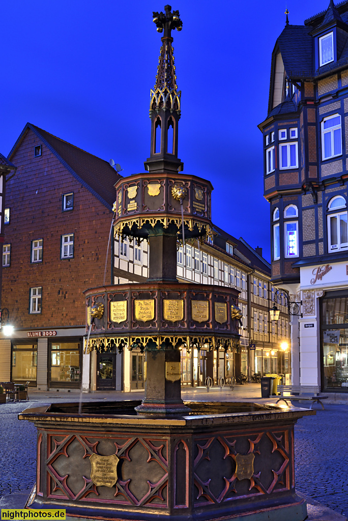Wernigerode. Neogotischer Wohltäterbrunnen erschaffen 1848 von Kunstgiesser Eduard Schott mit Wappenschilder der Adligen. Restauriert 2000-2002. Marktplatz