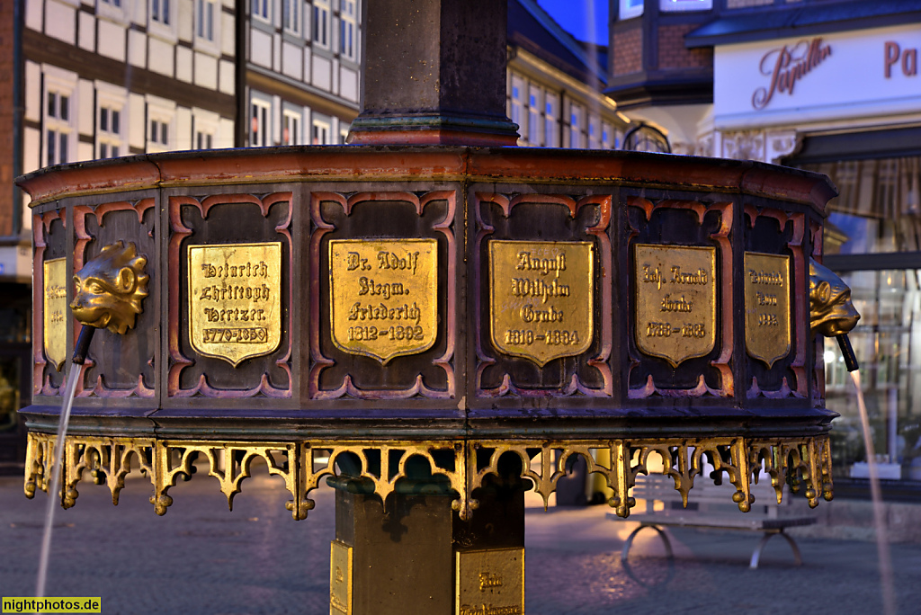 Wernigerode. Neogotischer Wohltäterbrunnen erschaffen 1848 von Kunstgiesser Eduard Schott mit Wappenschilder der Adligen. Restauriert 2000-2002. Marktplatz