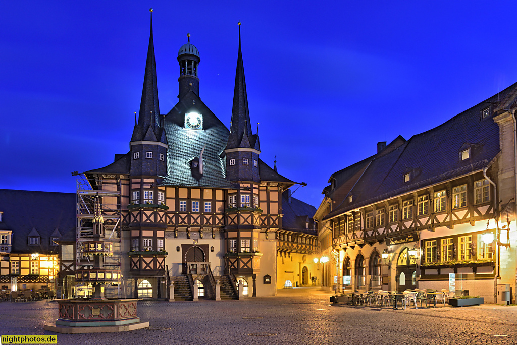 Wernigerode. Rathaus am Marktplatz. Erbaut 1427-1447 durch Umbau des Spielhauses von 1277. Figuren und Holzschmuck von Zimmermeister Thomas Hilleborch. Links Wohltäterbrunnen. Rechts 'Gothisches Haus'