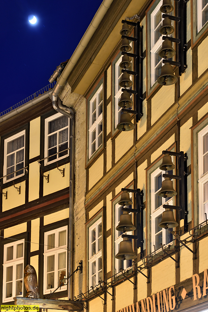 Wernigerode. Glockenspiel an Fachwerkhaus mit Jüttners Buchhandlung in der Westernstrasse 10. Gründer Paul Jüttner. Seit 1977 Nachfolge durch Hilde und Werner Schulze. Seit 1989 Rainer Schulze