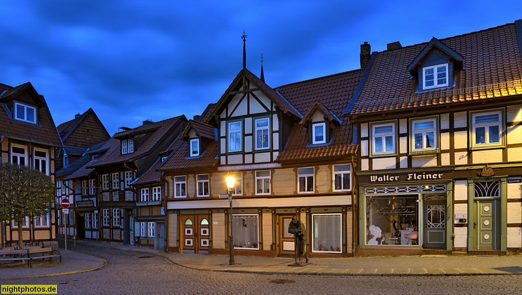 Wernigerode. Marktstrasse Abzweig Kochstrasse. Fachwerkbauten. Kleinstes Haus Kochstrasse 43. Bronzeskulptur 'Die Rast' von Joe Jastram 2004