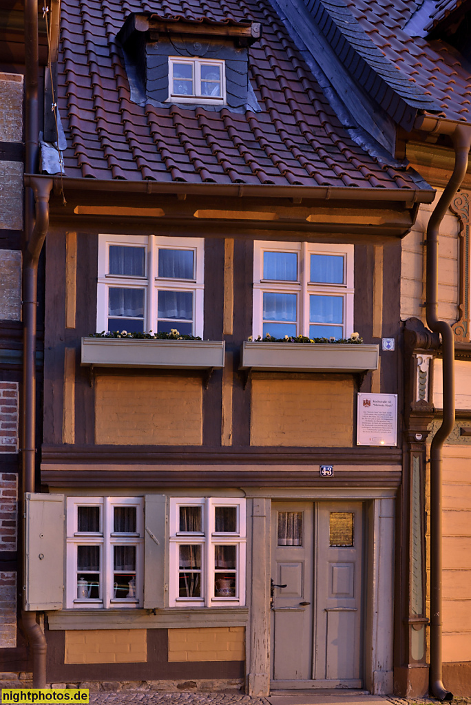 Wernigerode. Kleinstes Haus. Erbaut 1792. Ehemals bewohnt von Tuchmachern und Schuhmachern. Bewohner 1920 war Oberpostschaffner Nettelmann mit Frau und 7 Kindern. Bewohnt bis 1976. Kochstrasse 43