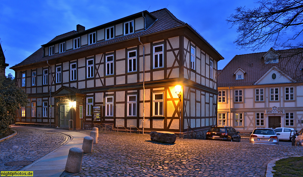 Wernigerode Landesgymnasium für Musik. Erbaut 1730 als Lyceum. Oberpfarrkirchhof 7. Hinten Barockbau Oberpfarrkirchhof 6