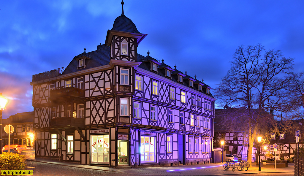 Wernigerode. Fachwerkbau Eckhaus mit Eckerker und Eckturm. Teichdamm 3-4 am Oberpfarrkirchhof