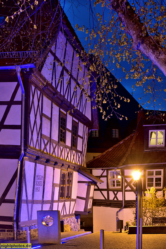 Wernigerode. 'Schiefes Haus' neu erbaut 1680 an der Klintgasse Ecke Marktstrasse. Heute Museum. Davor symbolisch der ehemalige Mühlgraben