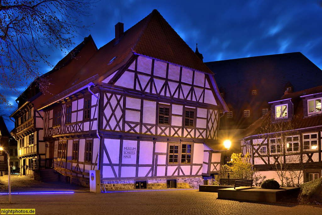 Wernigerode. 'Schiefes Haus' neu erbaut 1680 an der Klintgasse Ecke Marktstrasse. Heute Museum. Davor symbolisch der ehemalige Mühlgraben