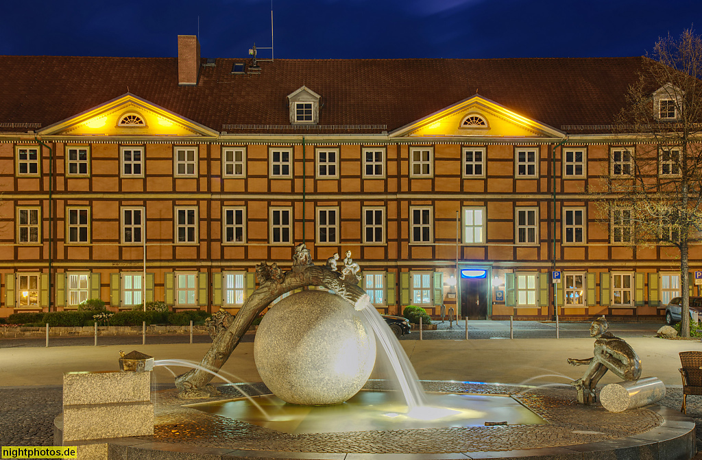 Wernigerode. Polizeikomissariat seit 1952. Erbaut 1851 als St. Nicolai-Hospital. Nicolaiplatz 2. Brunnen mit Nikolaus erschaffen 2002-2003 von Bernd Göbel