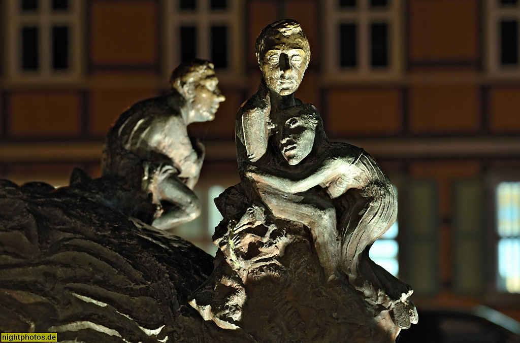 Wernigerode. Brunnen mit Nikolaus erschaffen 2002-2003 von Bernd Göbel auf dem Nicolaiplatz