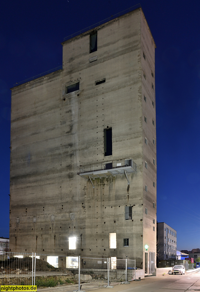 Berlin Lichtenberg. Werkstatt für Architektur. 'San Gimignano'. Erbaut 1987 als Siloturm des VEB Elektrokohle. Abriss Fabrikbauten 2010 ohne Turmbau. Umbau 2021 von bplus.xyz und Arno Brandlhuber Team. Am Wasserwerk 22F