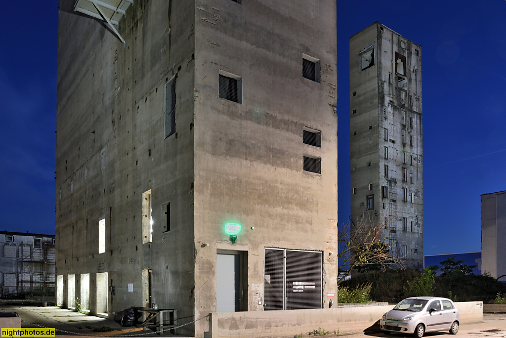 Berlin Lichtenberg. Werkstatt für Architektur. 'San Gimignano'. Erbaut 1987 als Siloturm des VEB Elektrokohle. Abriss Fabrikbauten 2010 ohne Turmbau. Umbau 2021 von bplus.xyz und Arno Brandlhuber Team. Am Wasserwerk 22F