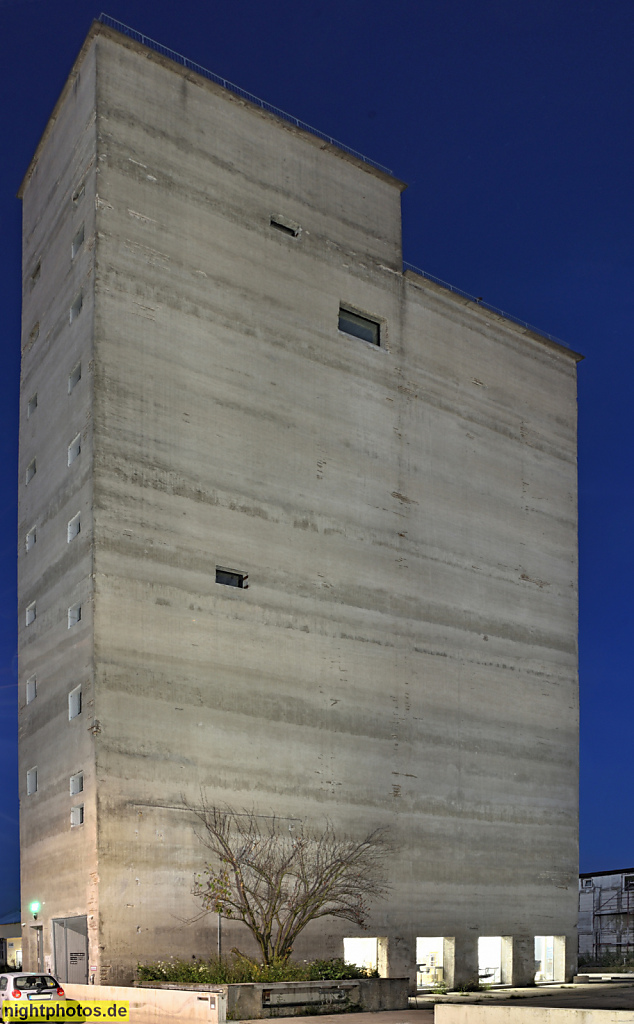 Berlin Lichtenberg. Werkstatt für Architektur. 'San Gimignano'. Erbaut 1987 als Siloturm des VEB Elektrokohle. Abriss Fabrikbauten 2010 ohne Turmbau. Umbau 2021 von bplus.xyz und Arno Brandlhuber Team. Am Wasserwerk 22F
