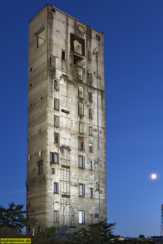 Berlin Lichtenberg. Werkstatt für Architektur. 'San Gimignano'. Erbaut 1987 für VEB Elektrokohle. Abriss Fabrikbauten 2010 ohne Turmbau. Umbau 2021 von bplus.xyz und Arno Brandlhuber Team. Am Wasserwerk 22F