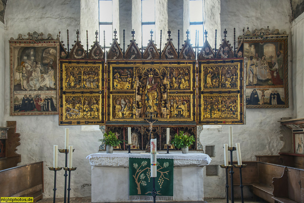 Wernigerode. St.Theobaldi-Kapelle erbaut 1400 von Graf Heinrich von Wernigerode. Tonnengewölbe. Spätgotisch geschnitzter Altar von 1420-1430