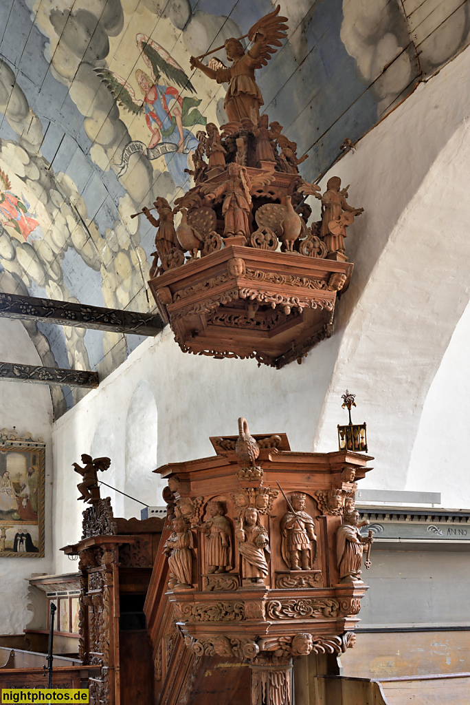 Wernigerode. St.Theobaldi-Kapelle erb 1400 von Graf Heinrich von Wernigerode. Tonnengewölbe. Geschnitzte Kanzel. Barocke Bemalung 1636 von Michael Sperling