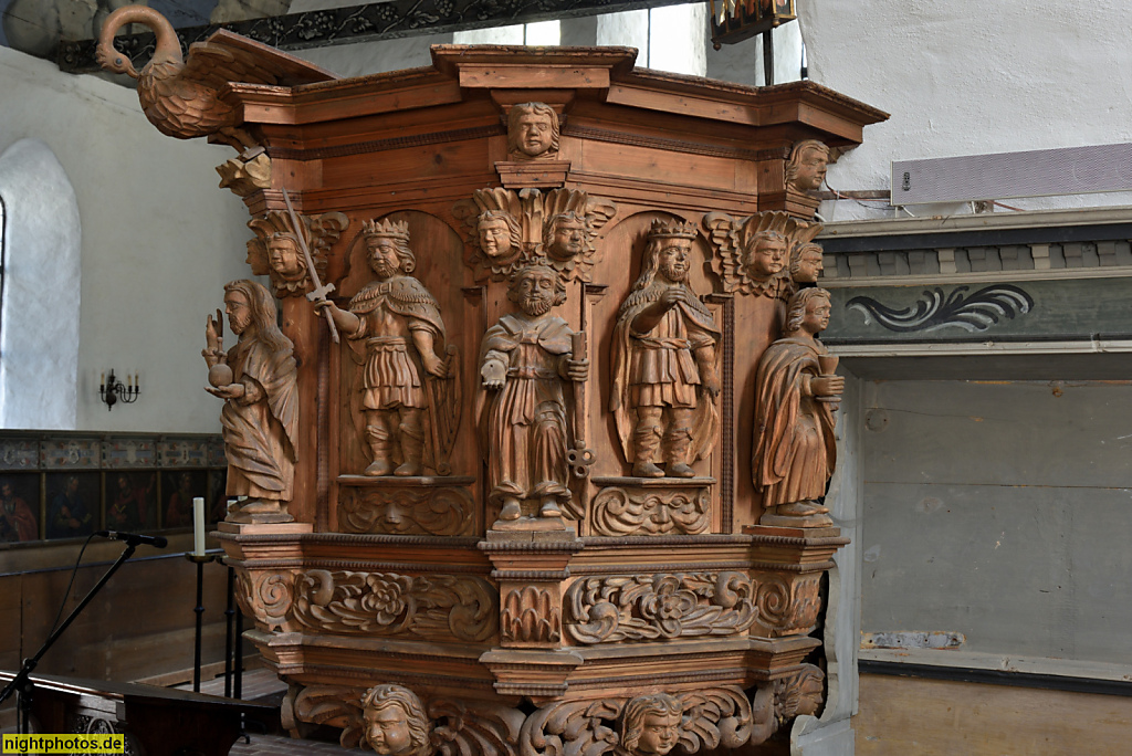 Wernigerode. St.Theobaldi-Kapelle erb 1400 von Graf Heinrich von Wernigerode. Tonnengewölbe. Geschnitzte Kanzel. Barocke Bemalung 1636 von Michael Sperling
