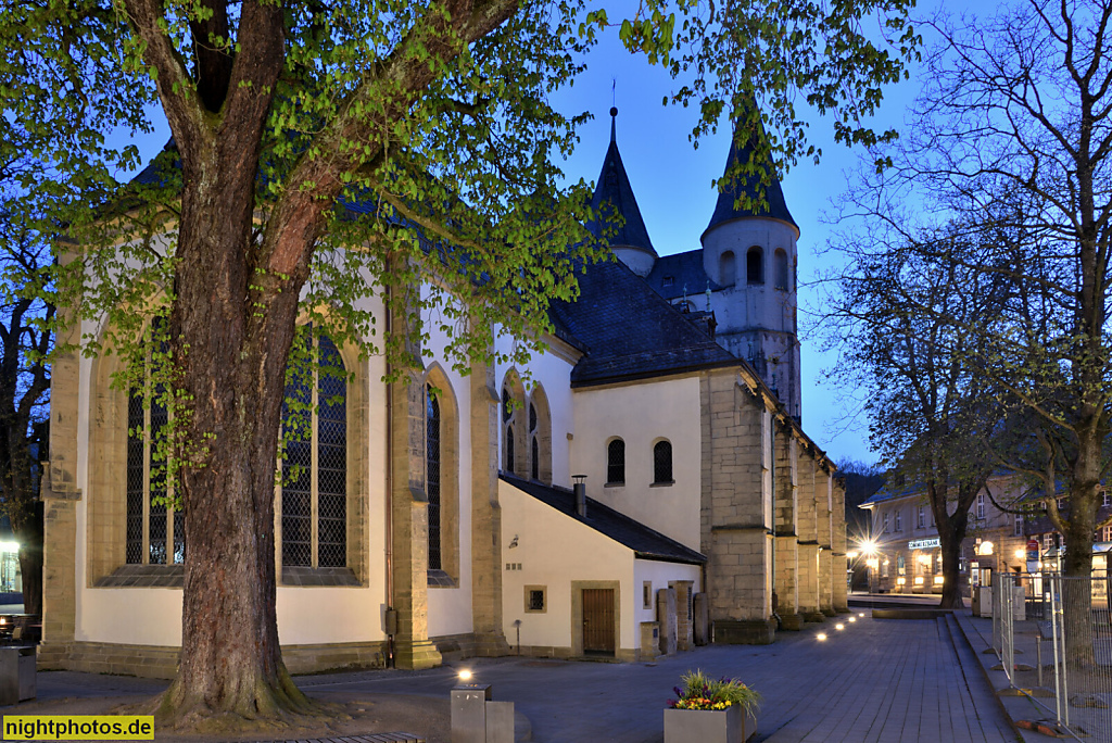  2023-04-27 17 Goslar. Katholische St. Jakobi Kirche erbaut im 11. Jahrhundert als frühromanische Pfeilerbasilika. Umbau zur Hallenkirche 1506-1512. Langhaus mit Strebepfeilern