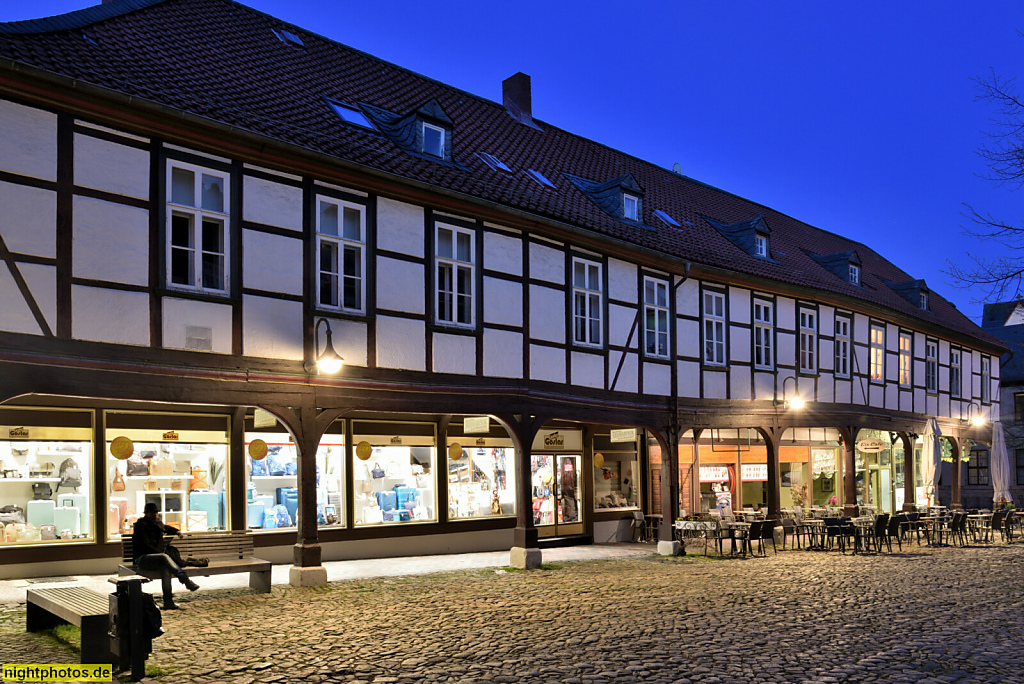 Goslar. Wohn- und Geschäftshaus. Erbaut im 17. Jahrhundert als Schuhmachergildehaus. Umgebindehaus in Fachwerk mit Arkadengang und Krüppelwalmdach. Schuhhof 1