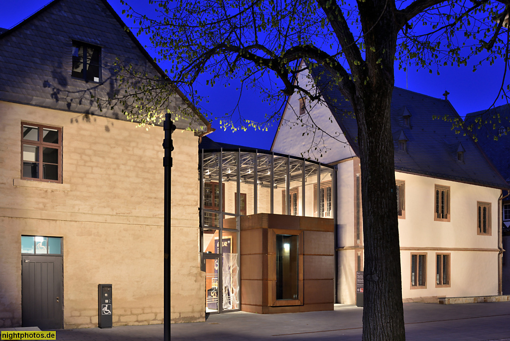 Goslar. Rathaus erbaut im 13. Jahrhundert. Saniert 2016-2022 von Krekeler Architekten. Lichthof mit Tür aus Cortenstahl als Zugang zur Touristeninformation