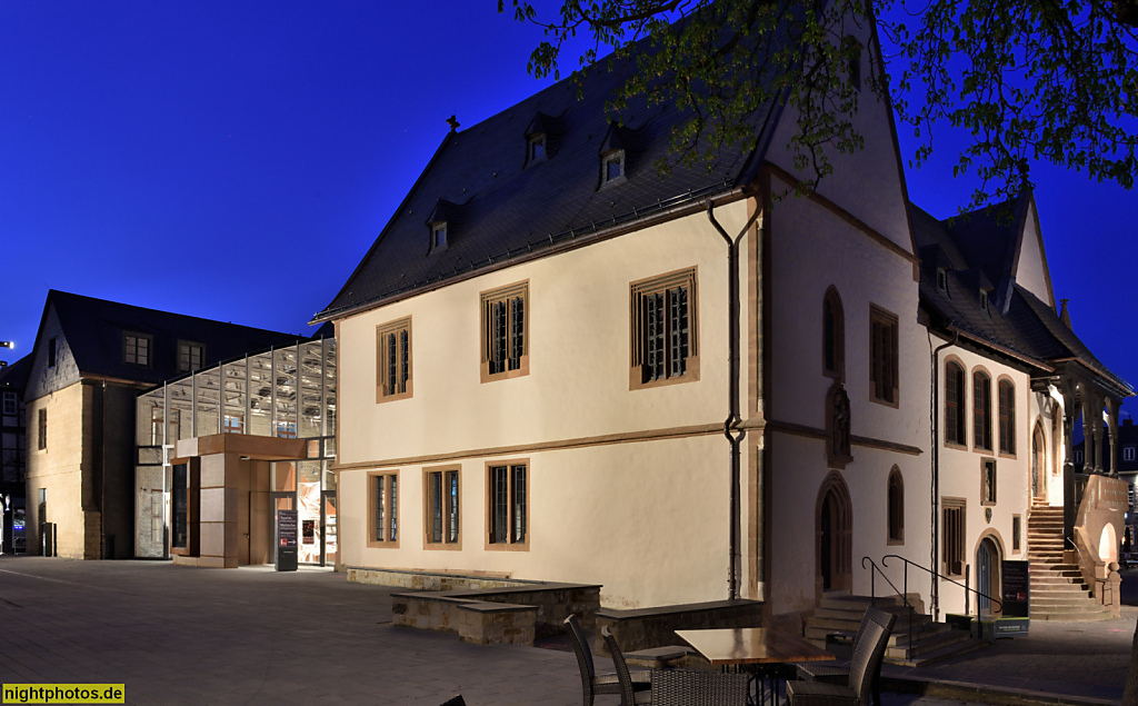 Goslar. Rathaus erbaut im 13. Jahrhundert. Saniert 2016-2022 von Krekeler Architekten. Lichthof mit Tür aus Cortenstahl als Zugang zur Touristeninformation