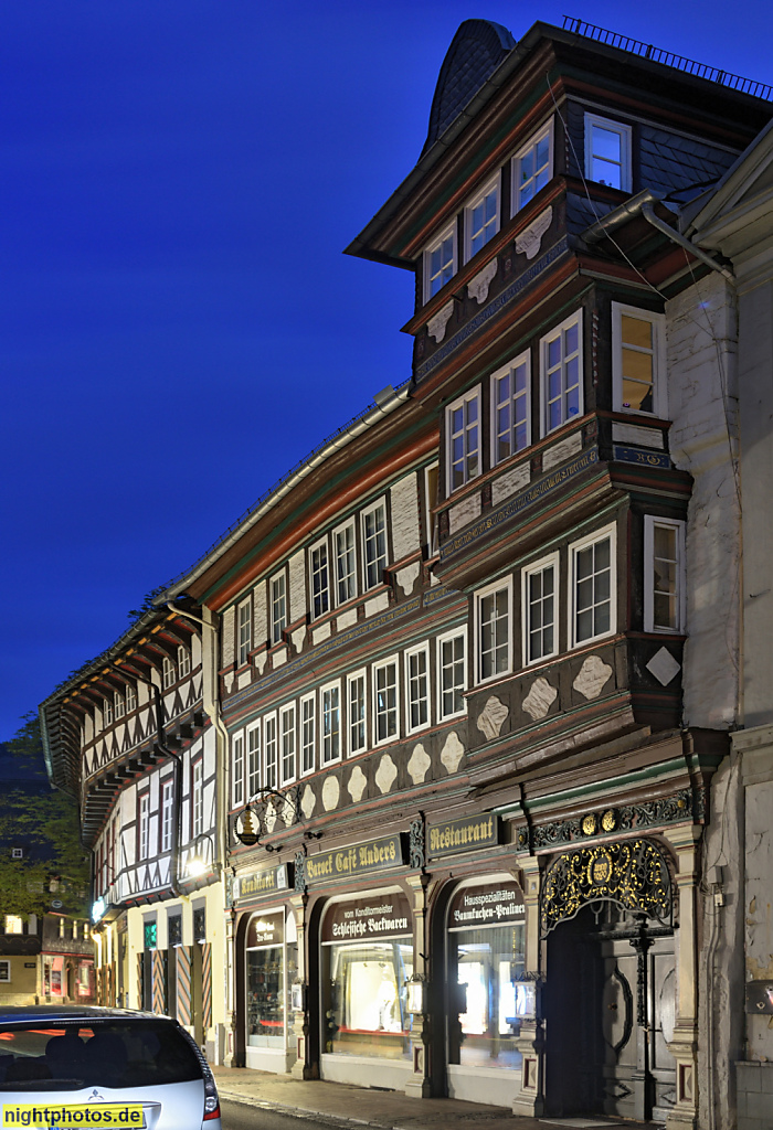 Goslar. Konditorei Barock Café Anders. Wohn- und Geschäftshaus in Fachwerk erbaut 1620 laut Inschrift. Vorkragende Erker. Schaufensterfront von 1910. Hoher Weg 4
