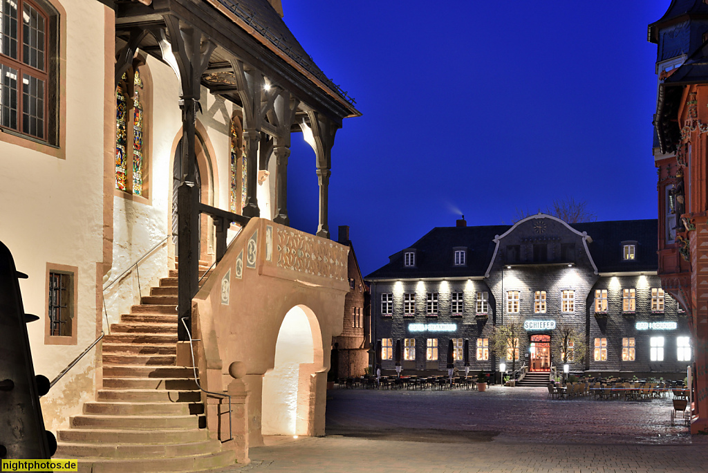 Goslar. Rathaus erbaut im 13. Jahrhundert. Gotisch. Saniert 2016-2022 von Krekeler Architekten. Durchblick zum Markt mit Hotel und Restaurant Schiefer