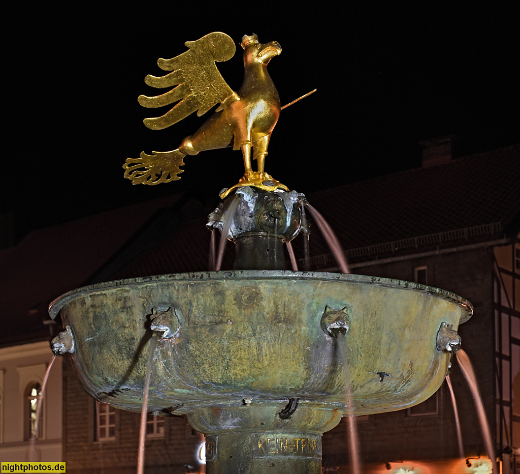 Goslar. Marktbrunnen mit Wappentier 'Goslarer Adler'. Reichsadler. Brunnen erschaffen um 1200. Seit 1834 im Zentrum des Marktplatzes.