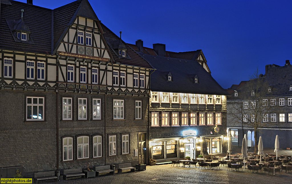 Goslar. Fachwerk mit Fassadenschindeln. Anwalts- und Notarbüro (Markt 11). Cafe Central (Markt 12)