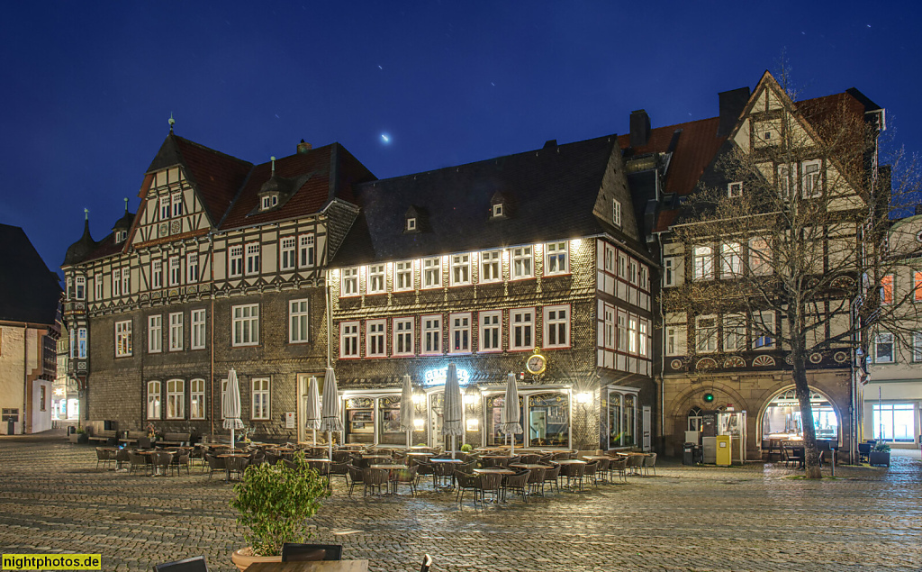 Goslar. Fachwerk mit Fassadenschindeln. Anwalts- und Notarbüro (Markt 11). Cafe Central (Markt 12)