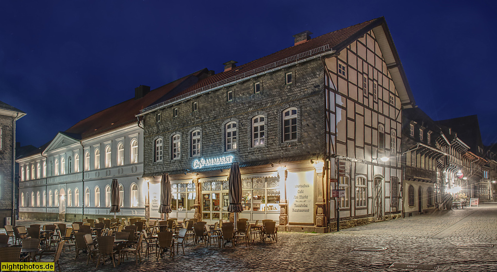 Goslar. Ehemaliges Siemenshaus mit klassizistischer Fassade. Markt 5. Cafe am Markt. Fachwerk mit Fassadenschindeln. Markt 4