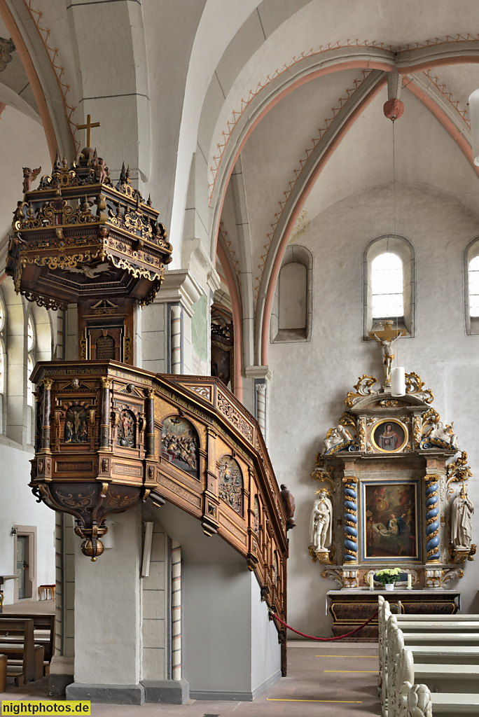 Goslar. Katholische St. Jakobi Kirche erbaut im 11. Jahrhundert als frühromanische Pfeilerbasilika. Umbau zur Hallenkirche 1506-1512. Kanzel in Renaissance. Seitenaltar in Barock