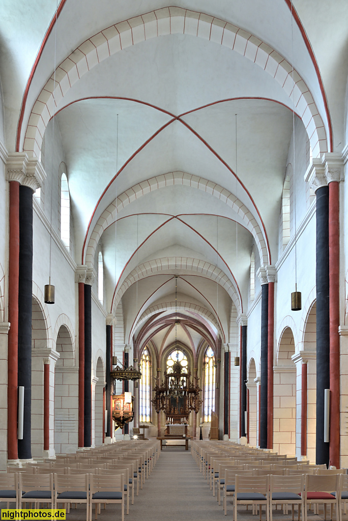 Goslar. Marktkirche St. Cosmas und Damian. Evangelisch. Erbaut 1151 als romanische Basilika mit zwei Türmen. Langhaus mit Barockaltar