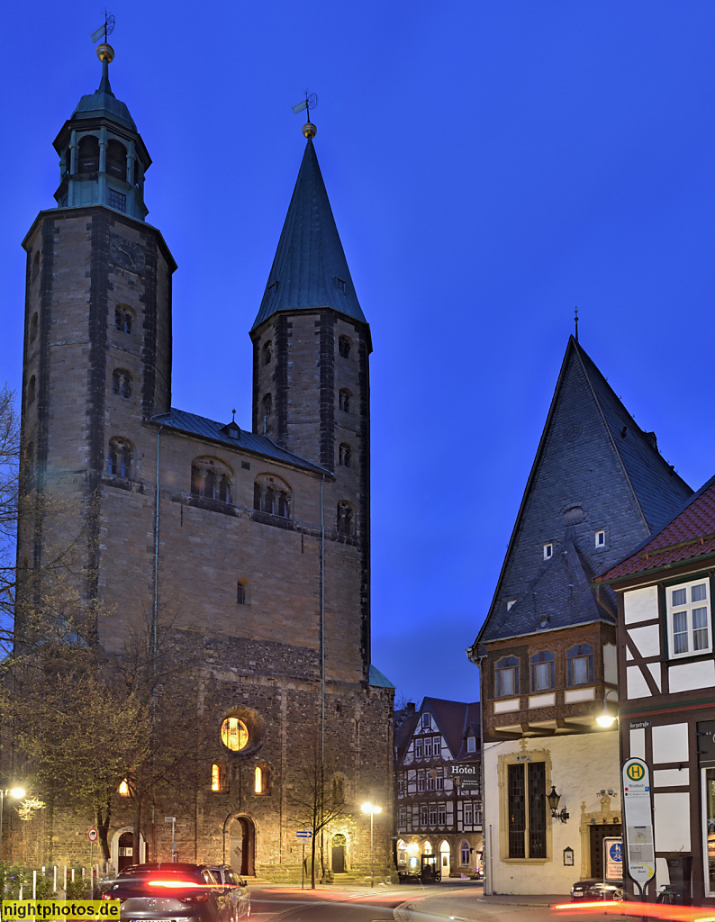 Goslar. Marktkirche St. Cosmas und Damian. Evangelisch. Erbaut 1151 als romanische Basilika. Nordturm (links) erbaut 1593 mit Welscher Haube. Südturm mit steilem Kegeldach. Haus Brusttuch