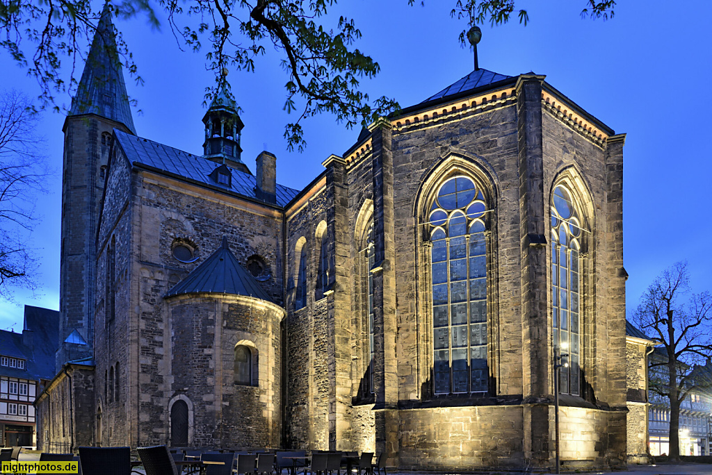 Goslar. Marktkirche St. Cosmas und Damian. Evangelisch. Erbaut 1151 als romanische Basilika. Nordturm (rechhts) erbaut 1593 mit Welscher Haube. Südturm mit steilem Kegeldach