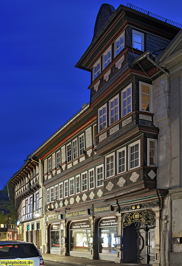 Goslar. Konditorei Barock Café Anders. Wohn- und Geschäftshaus in Fachwerk erbaut 1620 laut Inschrift. Vorkragende Erker. Schaufensterfront von 1910. Hoher Weg 4