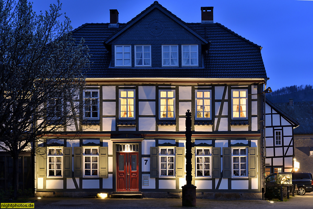 Goslar. Wohnhaus in Fachwerk mit Zwerchhaus im Krüppelwalmdach. Gemeindehof 7