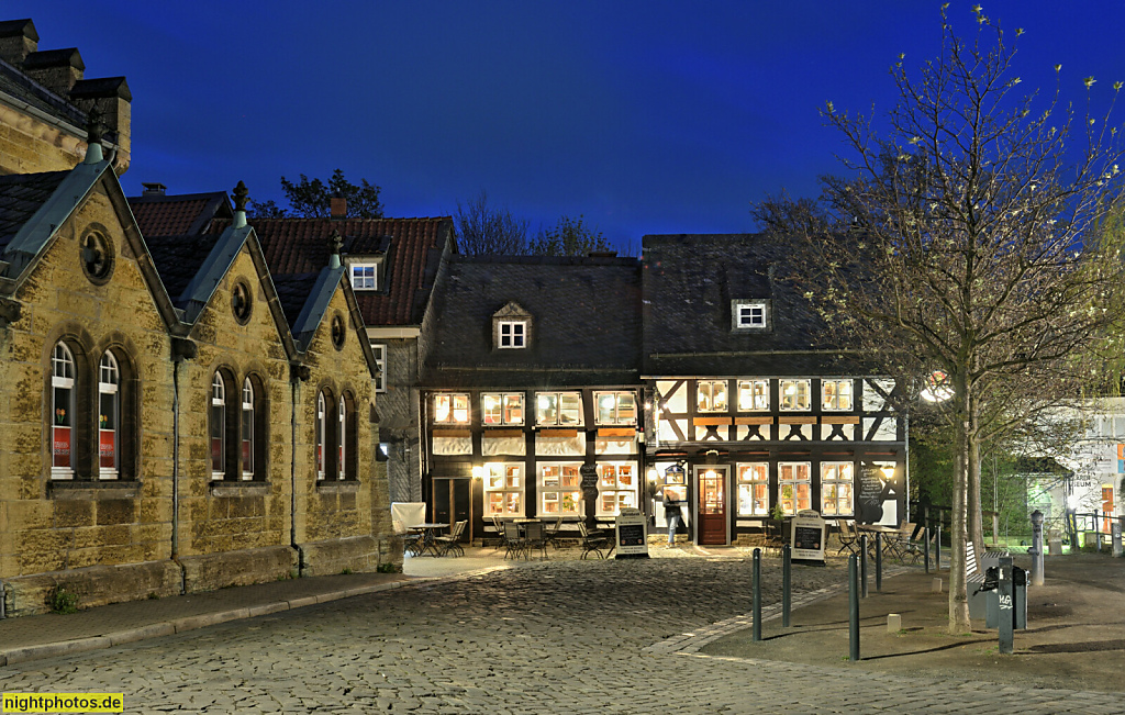 Goslar. Wirtshaus an der Lohmühle. Erbaut als Wohnhaus in Fachwerk. Abzucht. Klapperhagen. Gemeindehof 3. Links Seniorenwohnungen 'Alte Schule'. Ehemalige Knabenmittelschule