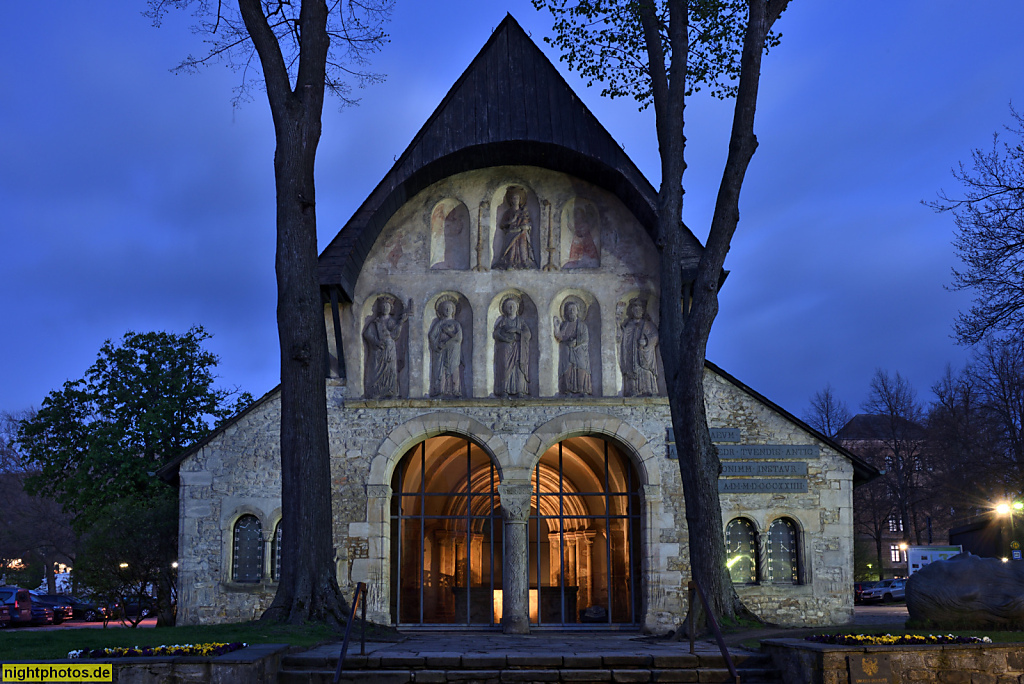 Goslar. Domvorhalle der ehemaligen Stiftskirche St. Simon und Judas. Romanisch. Erbaut 1150 gegenüber der Kaiserpfalz. Figuren Maria mit Jesuskind (oben) und Kaiser Heinrich III (unten links)