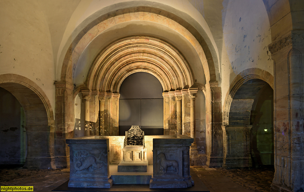 Goslar. Domvorhalle der ehemaligen Stiftskirche St. Simon und Judas. Romanisch. Erbaut 1150 gegenüber der Kaiserpfalz. Kopie der Lehnen des Kaiserstuhls