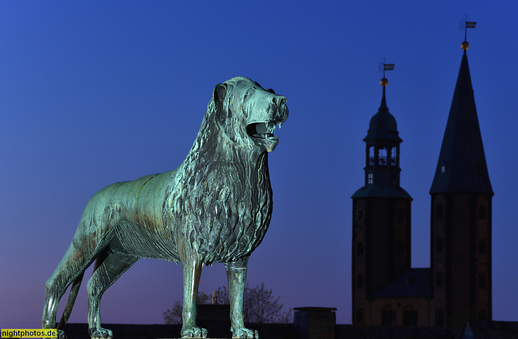 Goslar. Braunschweiger Löwe als Bronze erbaut 1900-1901 vor der Kaiserpfalz nach der Restaurierung 1868-1879. Silhouette der Marktkirche St. Cosmas und Damian