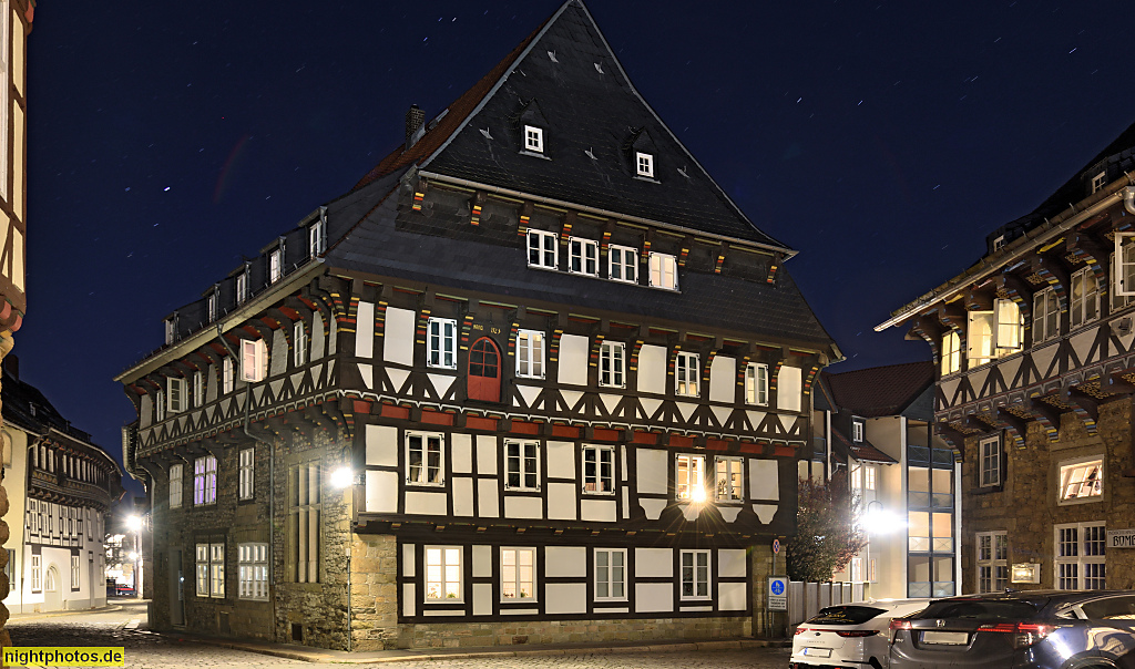 Goslar. Wohnhaus laut Inschrift von 1523. Giebelseite erbaut um 1700 in Fachwerk mit Speicher und Ladeluke. Krüppelwalmdach. Worthsatenwinkel Ecke Bergstrasse 60