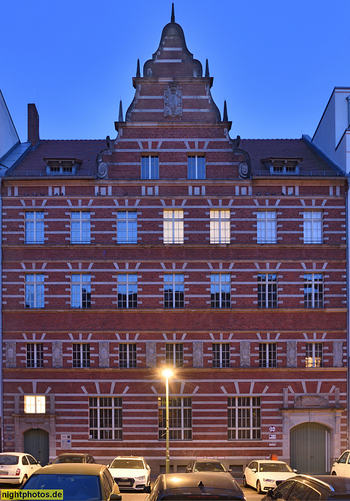 Berlin Friedrichshain. Hausburgviertel. Als Schule erbaut 1900-1902 von Ludwig Hoffmann mit Schweifgiebel im Stil holländischer Spätrenaissance. Strassmannstrasse 14-16