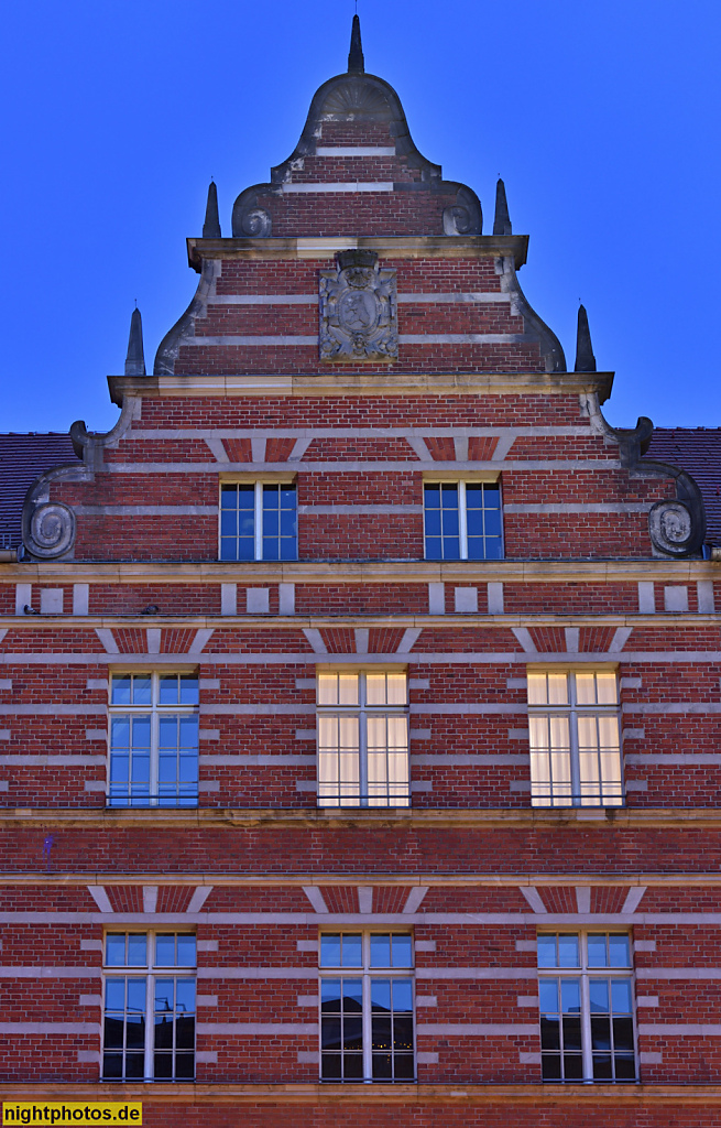 Berlin Friedrichshain. Hausburgviertel. Als Schule erbaut 1900-1902 von Ludwig Hoffmann mit Schweifgiebel im Stil holländischer Spätrenaissance. Strassmannstrasse 14-16