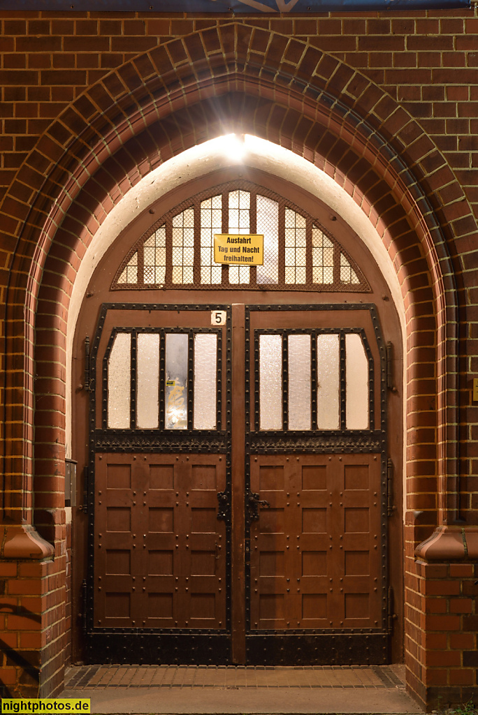 Berlin Friedrichshain. Hausburgviertel. Evangelisch Pfingstkirche erbaut 1906-1908 von Jürgen Kröger und Gustav Werner neugotisch. Petersburger Platz 5