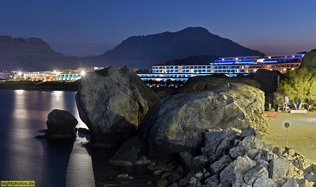 Griechenland Rhodos Kolymbia. Blick vom Hafen auf Kolymbia Strand mit Hotel Lutania Beach und Hotel Atlantika Imperial