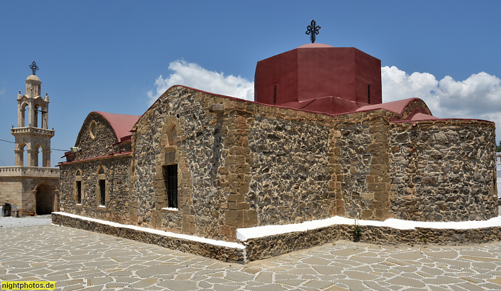 Griechenland Rhodos Asklipio. Griechisch-orthodoxe Marienkirche 'Kimisis tis Theotokou'. Erbaut 13.-14. Jahrhundert aus Naturstein mit Glockenturm und Museumsanbau