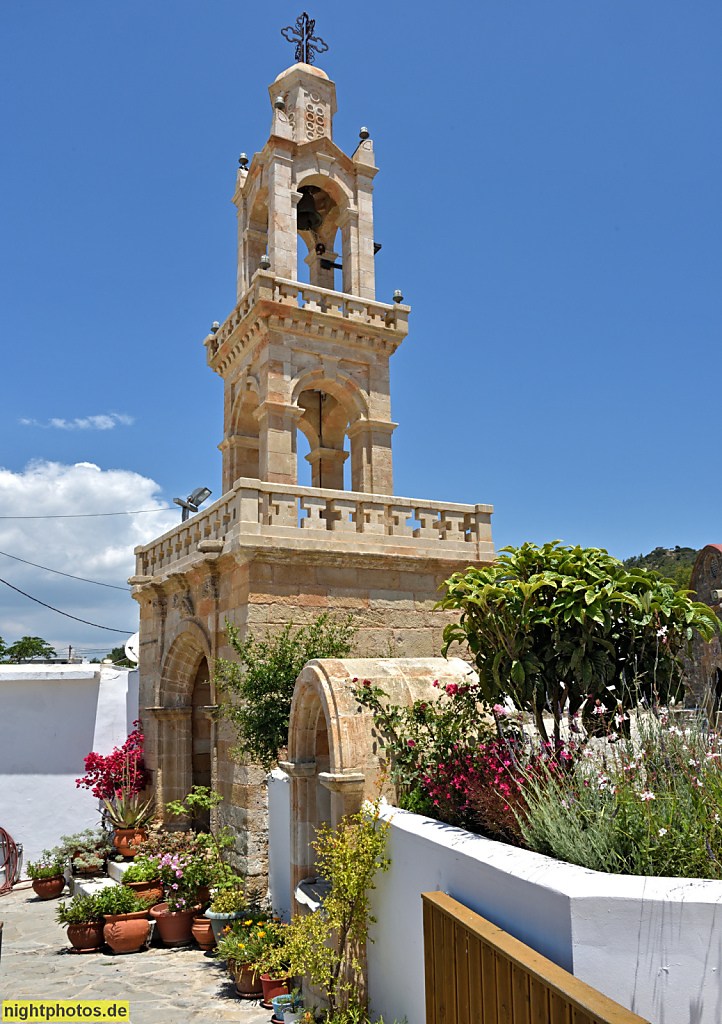 Griechenland Rhodos Asklipio. Griechisch-orthodoxe Marienkirche 'Kimisis tis Theotokou'. Erbaut 13.-14. Jahrhundert. Glockenturm aus Quaderstein