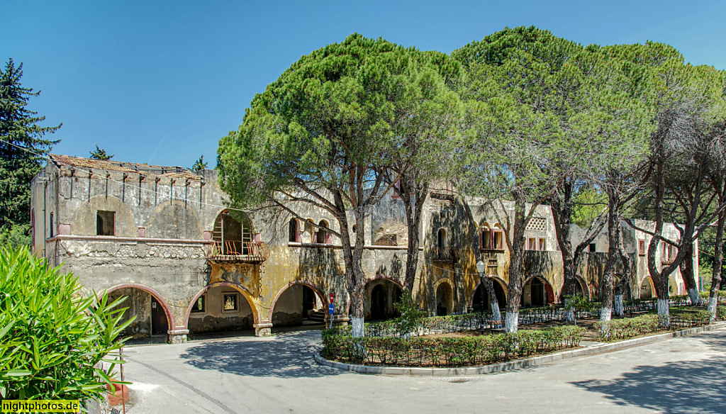 Griechenland Rhodos Agia Eleousa. Erbaut 1935 als Campochiaro unter italienischer Besatzung. Governeur 1935 Mario Lago. Ab 1936 Cesare Maria de Vecchi. Markt und Kulturgebäude