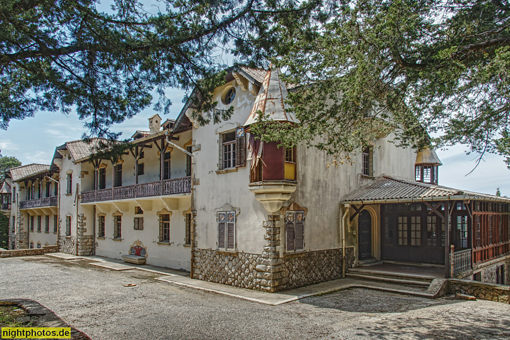 Griechenland Rhodos Profitis Ilias. Salakou. Ehemaliges Jugenderholungsheim. Ausser Betrieb. Erbaut 1932 als Hotel Elafina (ehemalig)